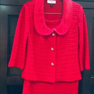 St John suit jacket size 6 skirt s used one time